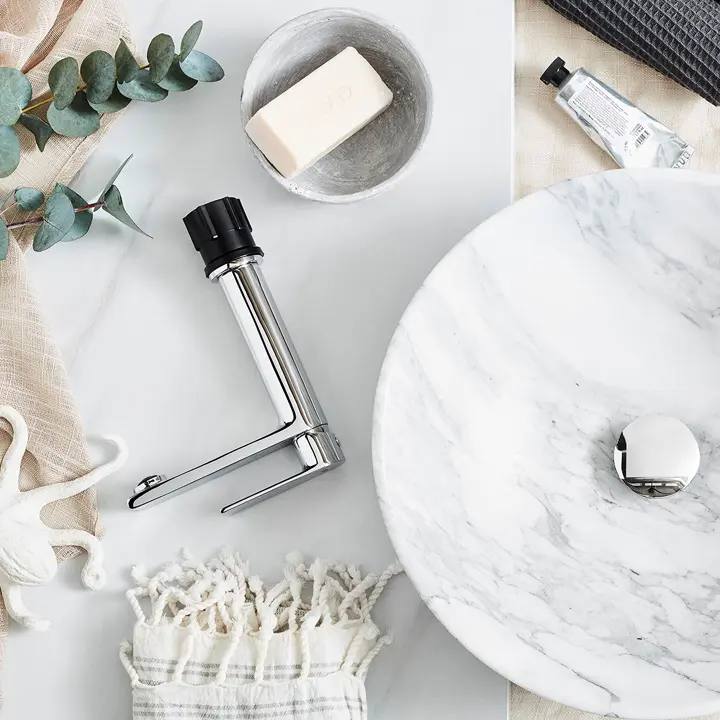 Marmorinen käsienpesuallas