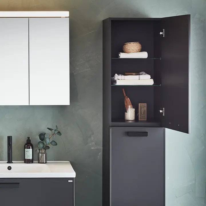 Korkeat kaapit, joissa on paljon tilaa