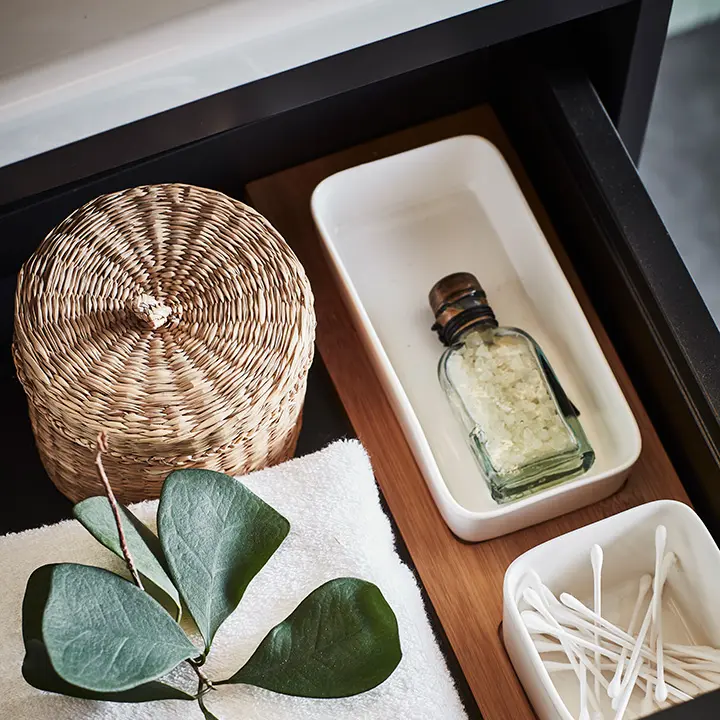 Laatikoiden sisäosat ja pohjamatto sisältyvät hintaan