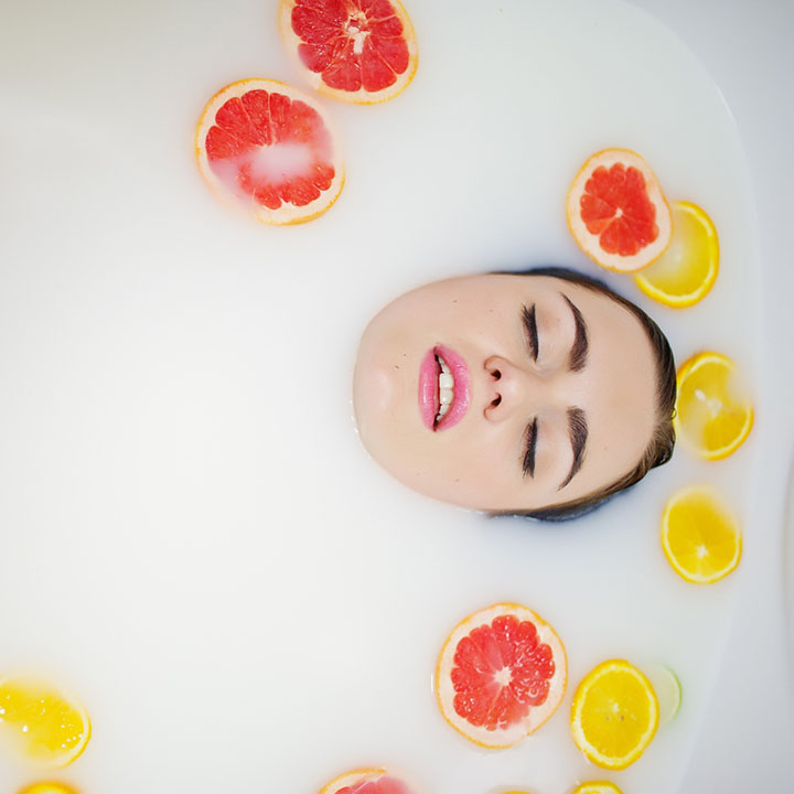 Ett bad med bubbel och citroner i badkaret